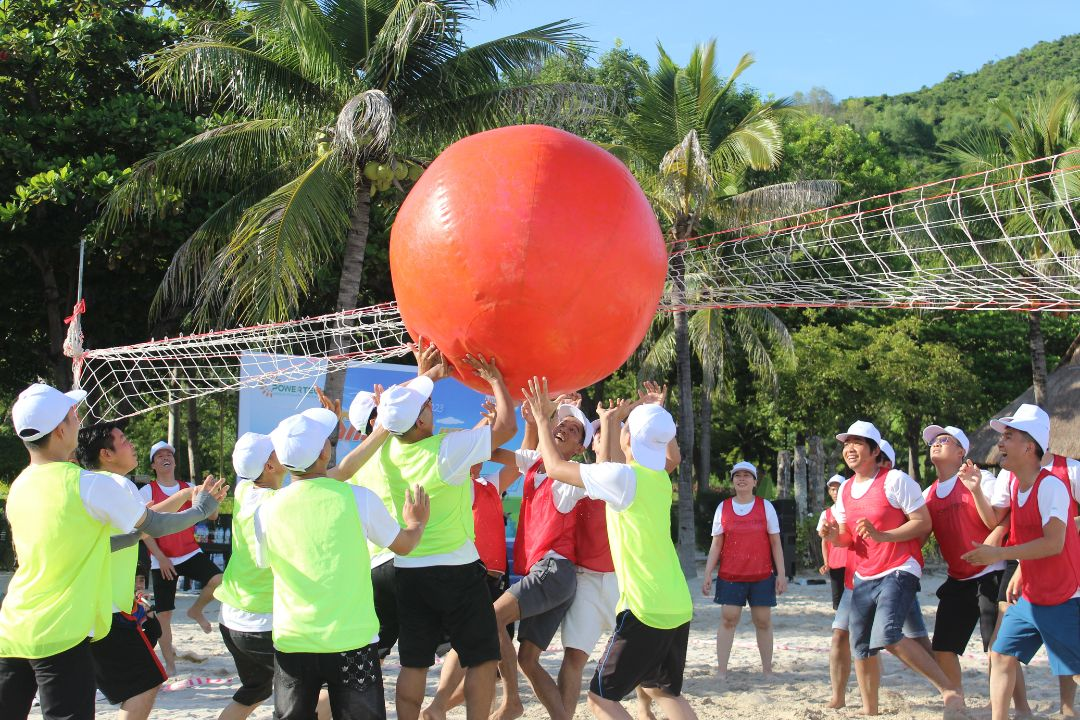 hoạt động team building của các thành viên công ty trên bãi biển