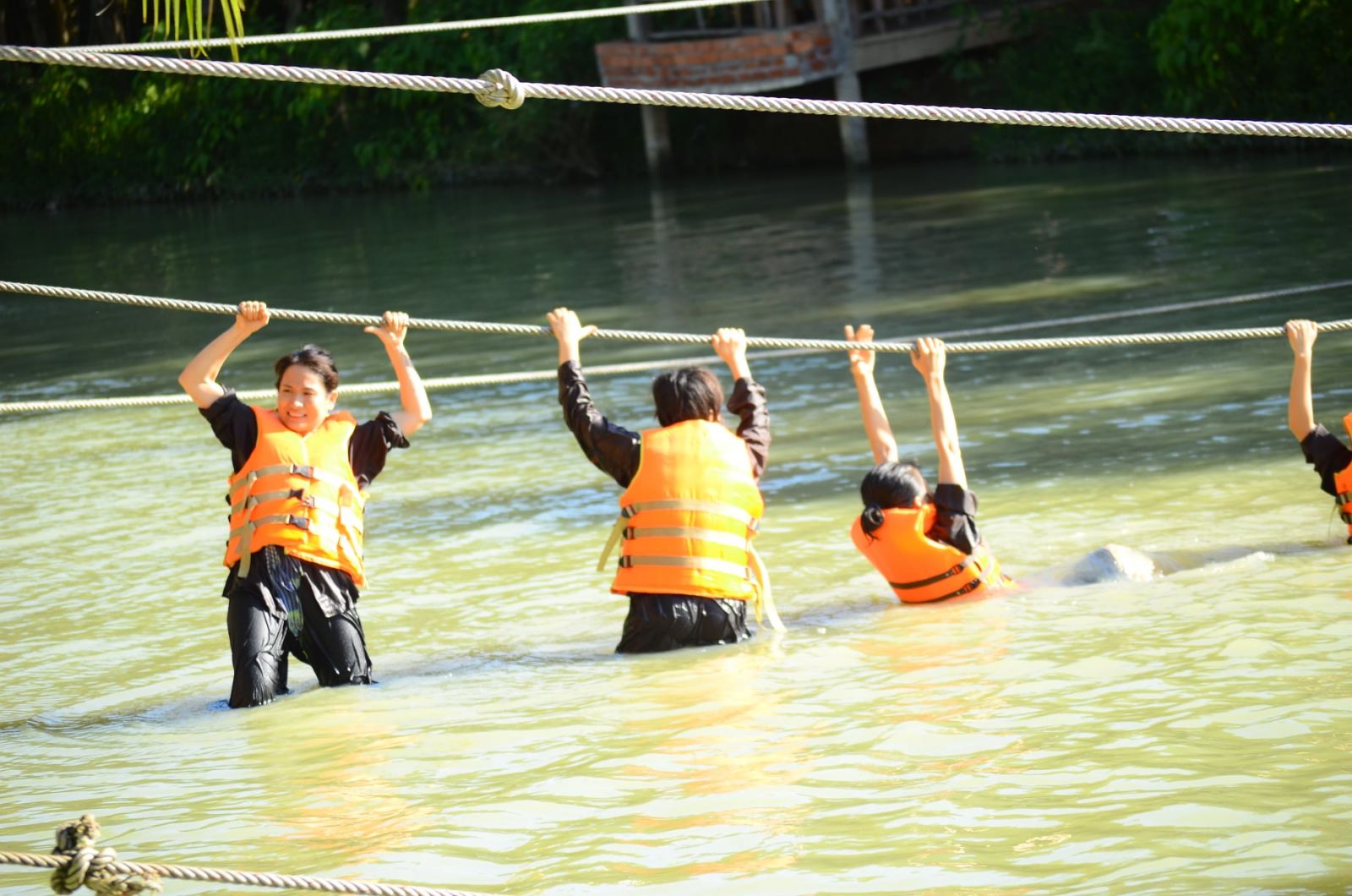 các thành viên Decathlon đ i cầu dây ra giữa hồ